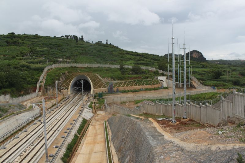 14、2010年至2016年承建的云桂铁路石林隧道，创由处级单位单独承建全国最长单洞双线隧道、世界最长钻爆法施工的岩溶隧道记录